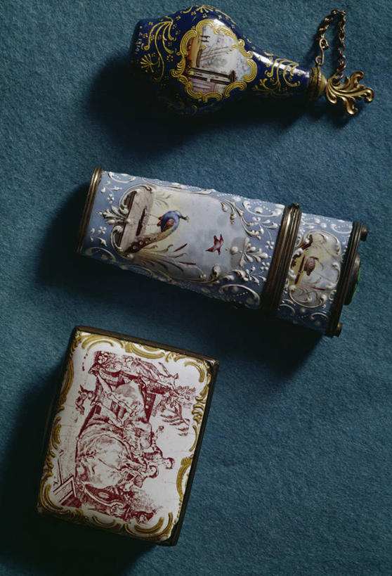 无人,竖图,俯视,喷,蓝色背景,盒子,古代,三个,容器,香水瓶,摄影,储藏,储存,华贵,18世纪,美术工艺,烟草,彩图,高角度拍摄,影棚拍摄,贮存,过去