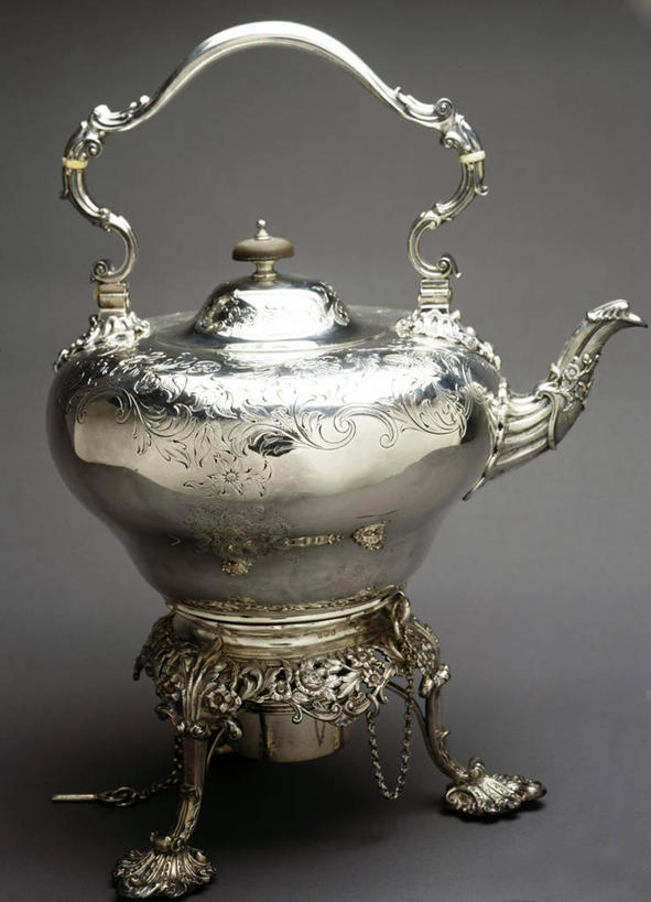 无人,竖图,静物,灰色背景,历史,古代,一个,灰色,摄影,单个,华贵,烧水壶,三脚架,18世纪,美术工艺,彩图,影棚拍摄,过去