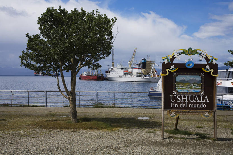 无人,栏杆,横图,室外,通讯,海洋,水,船,阿根廷,文字,云,城镇,黎明,树,天空,夏天,运输,摄影,指导,英文字母,早晨,拉丁美洲,客船,交通标志,火地群岛,彩图,海港