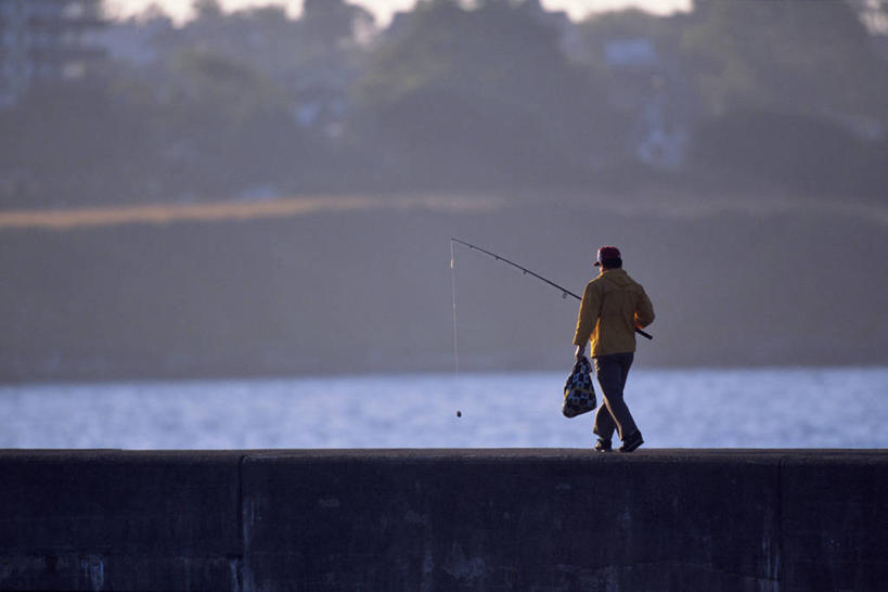 成年人,一个人,横图,室外,白天,海洋,水,加拿大,仅一个男性,拿着,背面,摄影,北美,温哥华岛,维多利亚,大不列颠哥伦比亚,钓竿,休闲活动,步行,彩图,钓鱼