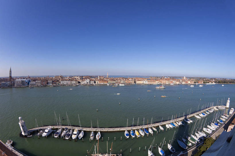 无人,教堂,码头,横图,俯视,室外,白天,度假,美景,城市风光,城市,船,意大利,威尼斯,河岸,景观,娱乐,蓝色,享受,休闲,景色,放松,运输,摄影,地中海文化,意大利文化,威尼托大区,万里无云,潟湖,威尼斯礁湖,彩图,高角度拍摄,旅行