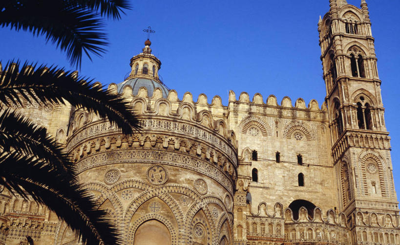 无人,教堂,横图,室外,白天,仰视,建筑,棕榈树,意大利,欧洲,十字架,塔,枝,树,蓝色,摄影,宗教,基督教,西西里,圆顶建筑,宗教建筑,地中海文化,棕榈叶,意大利文化,万里无云,巴勒莫,彩图,低角度拍摄,大教堂