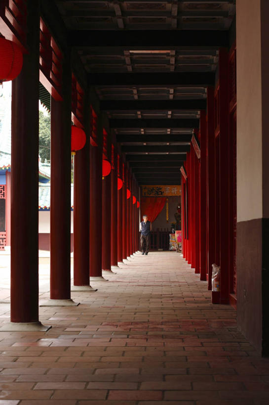一个人,寺庙,竖图,彩色,室内,白天,正面,水下,台湾,亚洲,节日,柱子,走廊,历史,文化,红色,祈祷,健康,许愿,摄影,宗教,佛教,信仰,纪念,五颜六色,祈求,色彩斑斓,神殿,宗教建筑,透视图,五彩缤纷,五彩斑斓,台南,柱廊,五光十色,象头神,迦尼萨,平安,步行,彩图,传统文化,毗那也迦,毗那夜迦,象鼻财神,象鼻天,障碍神,过去