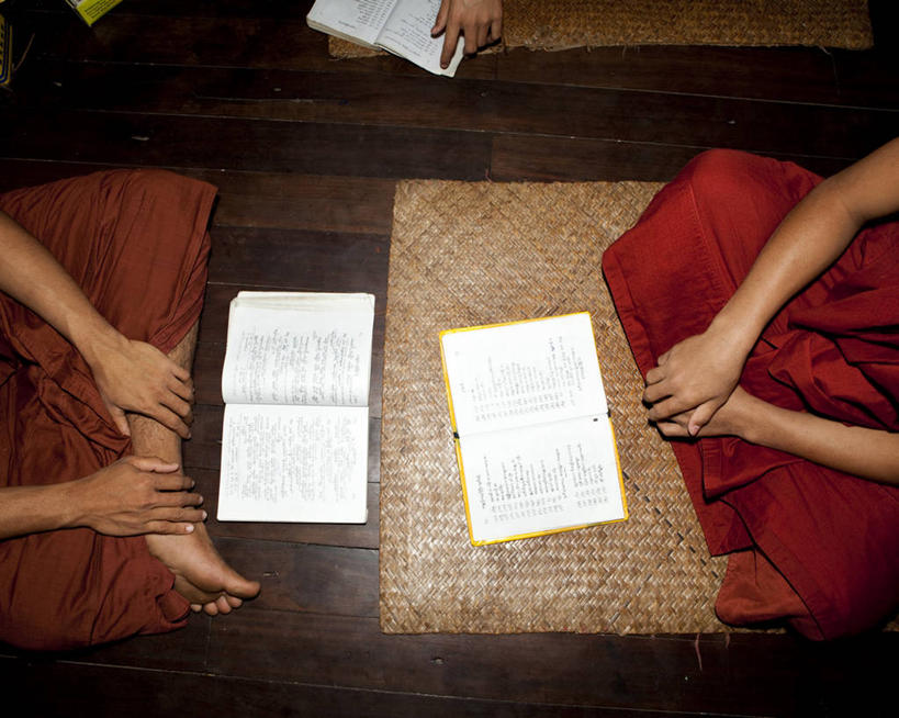成年人,手,腿,三个人,坐,横图,俯视,室内,正面,智慧,建材,地板,建筑,缅甸,亚洲,朦胧,模糊,材料,长袍,木板,木材,文字,席子,地面,拿着,木地板,木柴,打开,祈祷,赤脚,读书,人体,摄影,宗教,建造,佛教,木料,开启,修道院,经书,四肢,贡献,灵性,硬木,男人,书,僧侣,盘着腿坐,坐着,彩图,高角度拍摄,传统服装,传统文化,发展中国家,禅宗