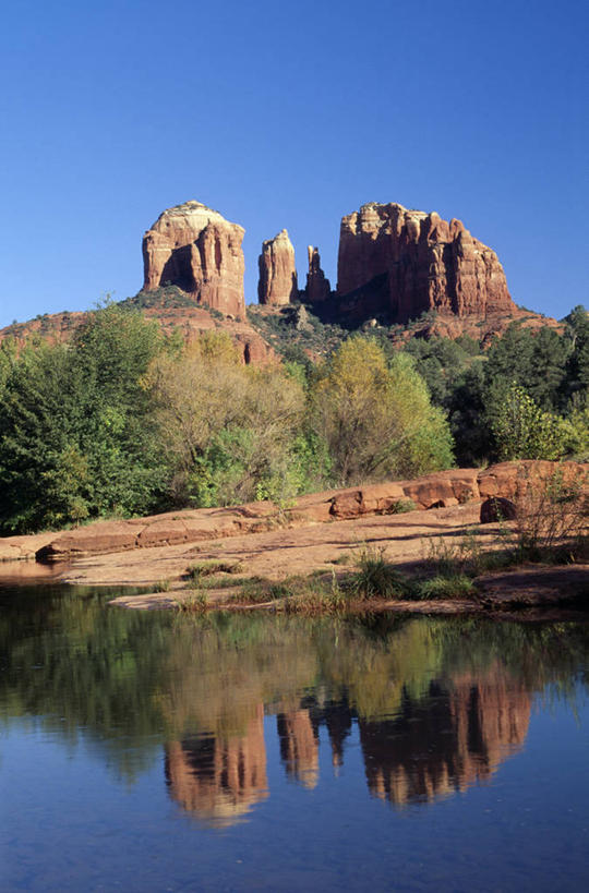 无人,竖图,室外,白天,旅游,度假,美景,水,美国,反射,景观,悬崖,娱乐,树,风景,小溪,自然,地标建筑,享受,休闲,景色,放松,摄影,宁静,亚利桑那,北美,国家公园,岩层,自然风光,科科尼诺县,万里无云,塞多纳,地质学,沙岩,自然地理,岩石,彩图,韧性