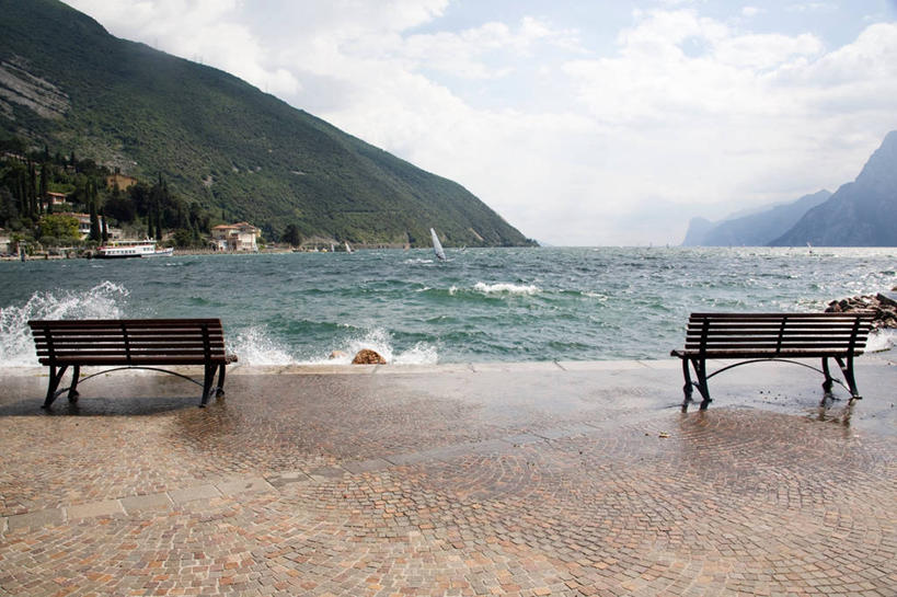 无人,码头,横图,室外,白天,旅游,度假,美景,山,水,道路,港口,路,意大利,溅,长椅,地形,景观,小路,交通,娱乐,风景,自然,享受,休闲,景色,放松,摄影,自然风光,加尔达湖,彩图,摆渡口,埠头,渡口,渡头,港湾,海港,货运码头,口岸,商港