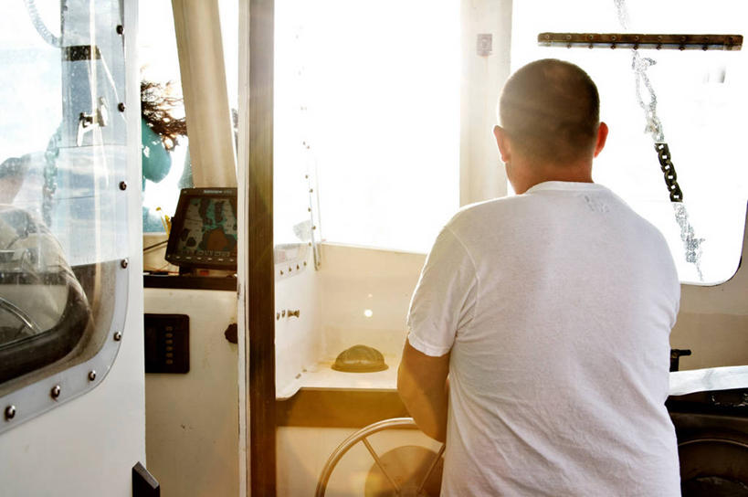 成年人,秃头,一个人,站,横图,室外,白天,旅途,技术,船,美国,仅一个男性,拿着,方向,背面,职业,运输,摄影,控制,权威,舵,驾车,缅因州,责任,新英格兰,船长,技能,光头,无发,半身,彩图,旅行