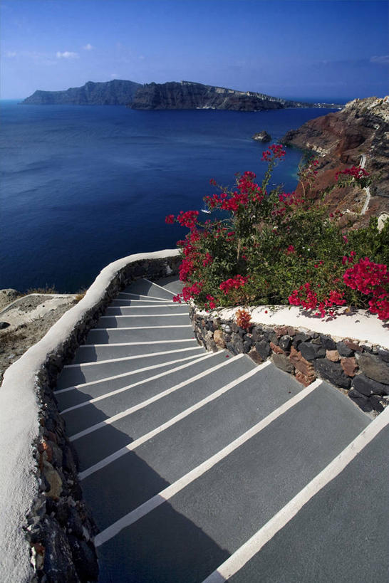 无人,竖图,俯视,室外,白天,海洋,山,植物,楼梯,日光,希腊,欧洲,阴影,房屋,花,天空,摄影,爱琴海,基克拉迪群岛,圣托里尼岛,地中海文化,希腊共和国,基克拉泽斯群岛,海滩,彩图,高角度拍摄