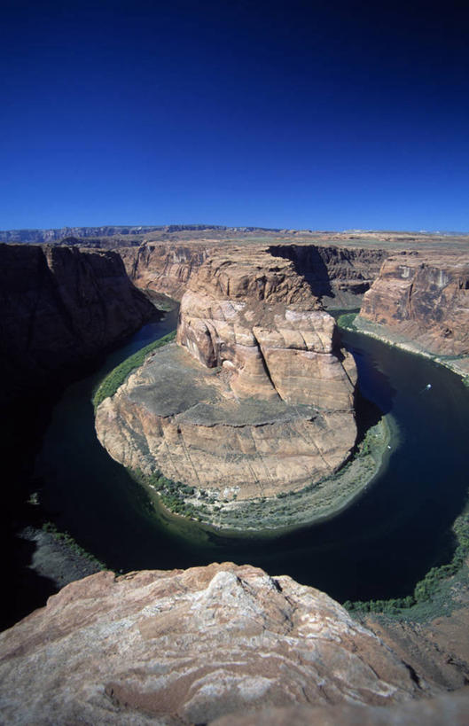 无人,竖图,俯视,室外,白天,旅游,度假,河流,美景,峡谷,墨西哥,美国,弯曲,地平线,地形,景观,辽阔,地面,山谷,娱乐,自然,享受,休闲,广阔,景色,放松,摄影,一望无际,亚利桑那,北美,北美洲,岩层,自然风光,延伸,美洲,万里无云,洛矶山脉,落基山脉,天地相交,北亚美利加洲,亚美利加洲,墨西哥合众国,仙人掌王国,无边无际,一马平川,科罗拉多河,地质学,自然地理,岩石,彩图,高角度拍摄,马蹄湾,美利坚合众国