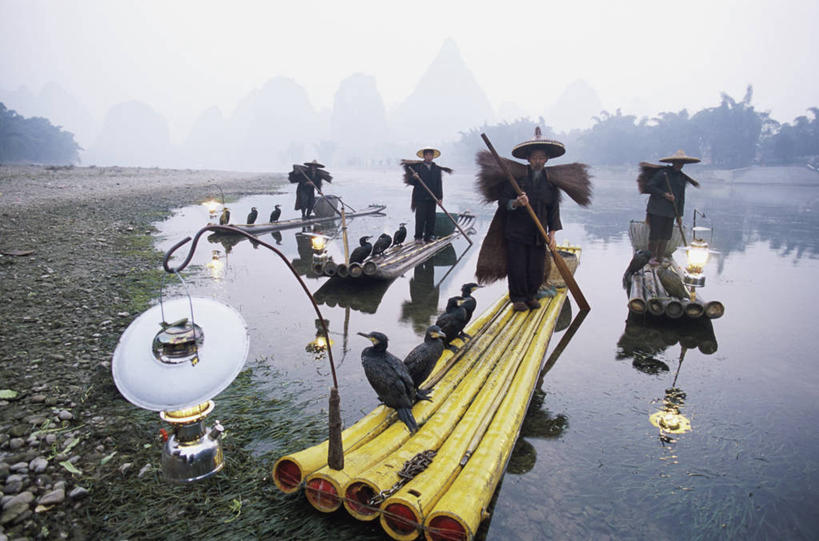 成年人,中年人,老年人,一个人,四个人,横图,室外,白天,农业,渔业,海洋,河流,水,雾,船,仅一个男性,仅一个人,仅一个中年男性,一群,许多,反射,木制,鸬鹚,鸟类,灯笼,篮子,河岸,很多,鱼类,运输,摄影,栖息,漂流,桨,中国文化,剪影,漓江,男人,男性,中年男性,亚洲人,中国人,彩图,传统文化,长度