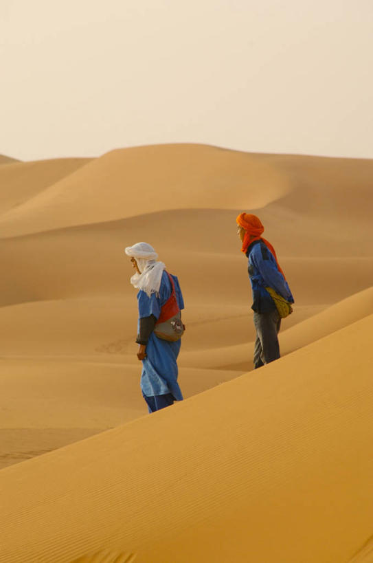 两个人,竖图,室外,白天,旅游,沙漠,摩洛哥,朦胧,模糊,沙子,头巾,沙丘,自然,摄影,撒哈拉沙漠,中东人,步行,彩图,旅行,图阿雷格人