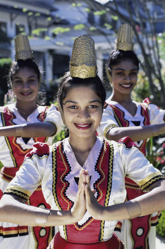 成年人,手,头发,一个人,三个人,握手,笑,微笑,露齿笑,竖图,室外,白天,正面,斯里兰卡,亚洲,仅一个年轻女性,仅一个女性,仅一个人,庆祝,表演者,黑色,人体,摄影,肖像,康提,年轻女性,女人,女性,亚洲人,年轻人,舞者,搀手,拉手,手拉手,手握手,半身,彩图,传统服装,舞蹈,传统文化,美人,传统节日