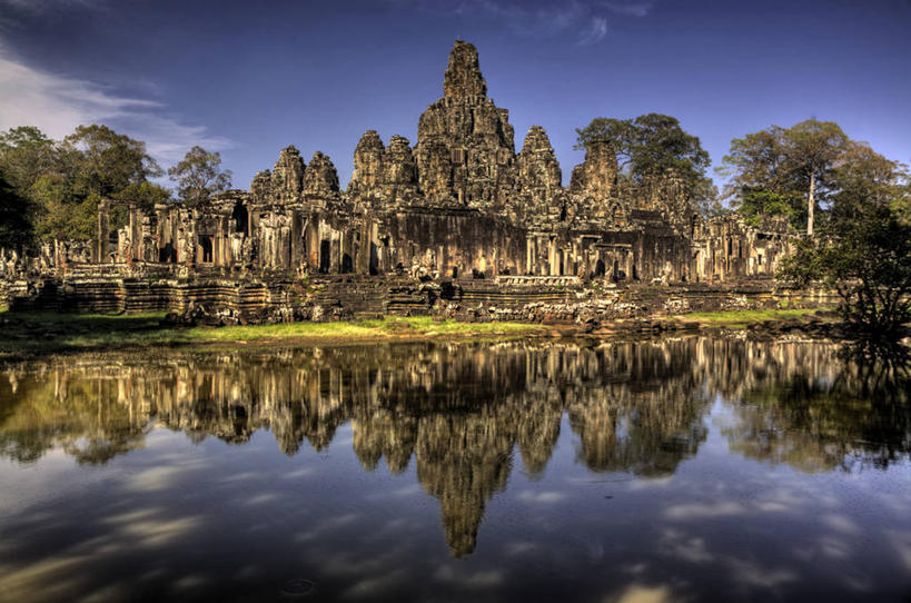 无人,寺庙,横图,室外,白天,湖,水,建筑,柬埔寨,亚洲,堆积,对称,反射,河岸,云,历史,废墟,树,天空,地标建筑,摄影,宗教,观音,佛教,风化,考古学,宗教建筑,四臂观音,印度教,暹粒,巴扬寺,古代文明,大吴哥城,风蚀,石化,风蚀地貌,岩石层,吴哥,岩石,彩图,联合国教科文组织,柬埔寨文化