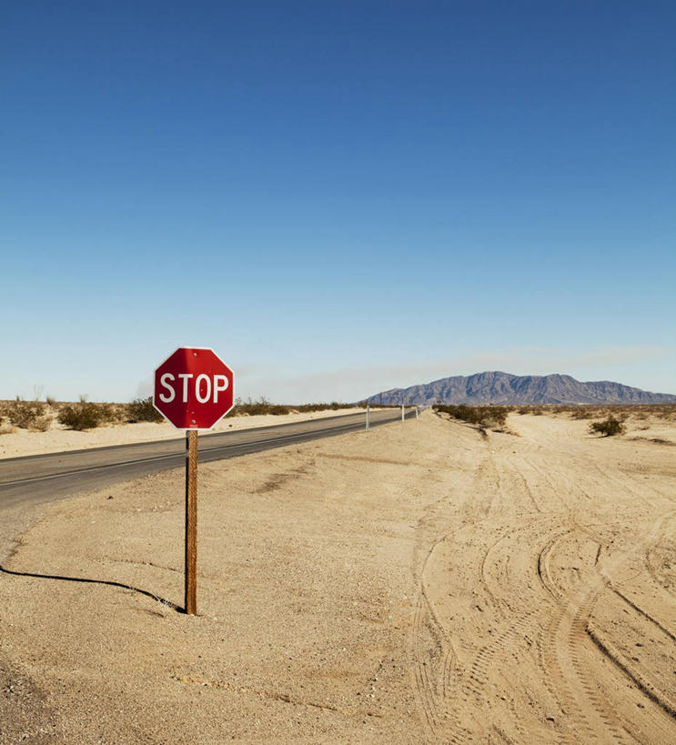 无人,竖图,室外,白天,留白,通讯,沙漠,山,路,指示牌,标志,沙子,文字,地形,路边,标识,蓝色,运输,摄影,指导,灌木,英文字母,交通标志,警告标志,万里无云,大写字母,彩图,轮胎印