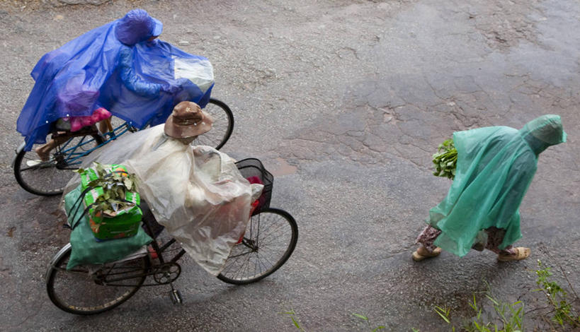 成年人,三个人,横图,俯视,室外,白天,街道,自行车,帽子,越南,亚洲,摄影,雨衣,步行,彩图,高角度拍摄