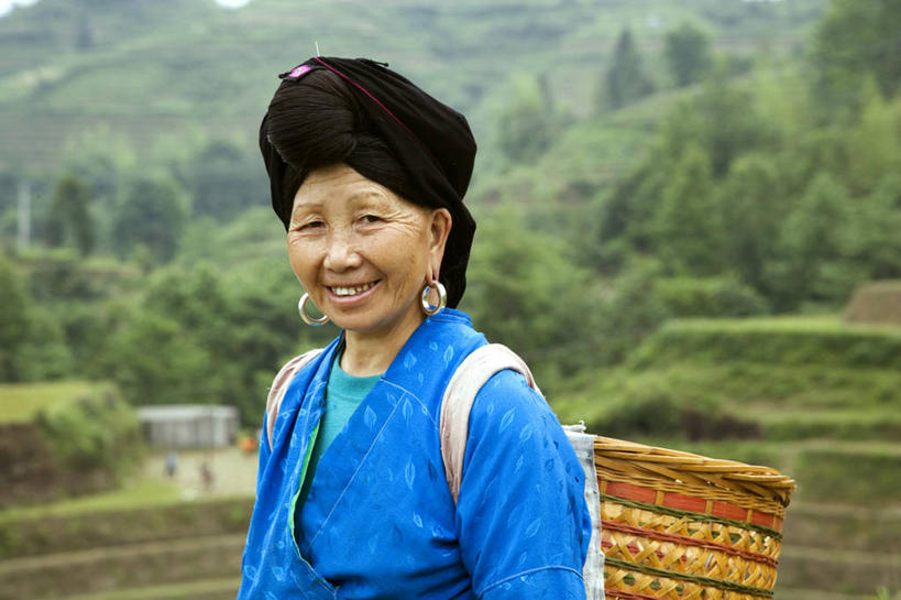 成年人,老年人,一个人,站,笑,微笑,露齿笑,横图,室外,白天,旅游,度假,快乐,幸福,农业,美景,桂林,仅一个女性,仅一个人,篮子,头饰,稻田,景观,田地,娱乐,自然,职业,享受,休闲,景色,放松,摄影,仅一个老年女性,广西,运送,中国文化,自然风光,肖像,瑶族,耳饰,老年女性,女人,女性,亚洲人,中国人,半身,彩图,传统服装,传统文化