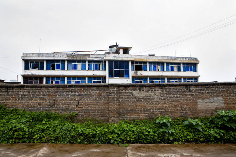 无人,横图,室外,白天,植物,窗户,建筑,街道,丽江,亚洲,公寓,砖墙,草,绿色,摄影,云南省,万里无云,彩图,居住区