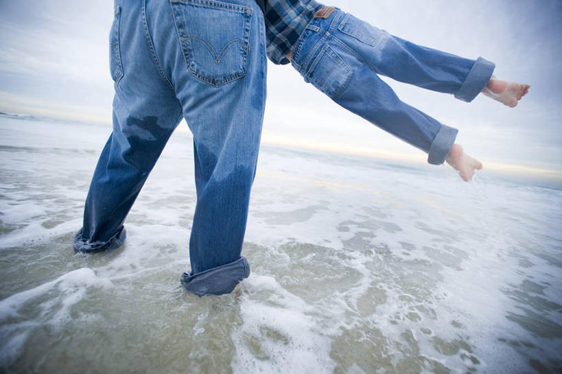 冲浪,儿童,成年人,两个人,家庭,父亲,儿子,站,横图,室外,白天,度假,海浪,海洋,水,美国,连接,湿,休闲装,背面,波浪,荡秋千,温暖,温馨,一家人,赤脚,活力,乐趣,平衡,童年,摄影,和睦,享乐,关爱,加利福尼亚,圣迭戈县,约拉,男孩,男人,男性,海滩,休闲活动,彩图,爱,融洽,卷边裤