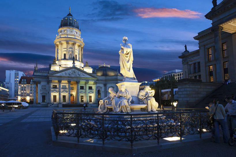 两个人,广场,教堂,栏杆,横图,室外,夜晚,城市,建筑,雕塑,德国,节日,雕像,云,尖顶,首都,历史,文化,柏林,天空,祈祷,健康,许愿,摄影,宗教,信仰,纪念,祈求,照亮,基督教,天主教,近卫骑兵露天市集,平安,彩图,大教堂,法国大教堂,过去