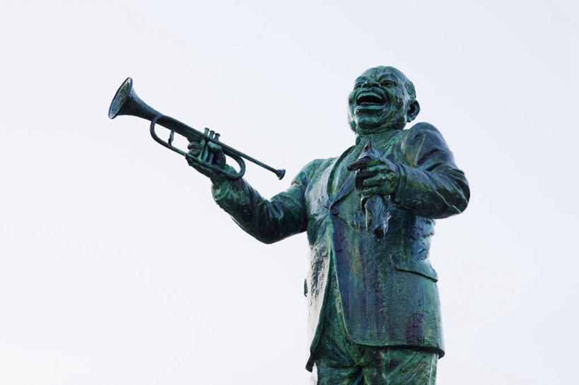 无人,音乐家,横图,室外,白天,仰视,雕塑,美国,标志,雕像,符号,小号,音乐,表演者,标识,摄影,爵士乐,北美,音乐人,美国文化,路易斯安那州,万里无云,性别符号,路易斯.阿姆斯特朗,路易斯.阿姆斯壮,书包嘴大叔,非洲人,乐师,演奏家,音乐工作者,作曲家,彩图,低角度拍摄,男性符号,名声