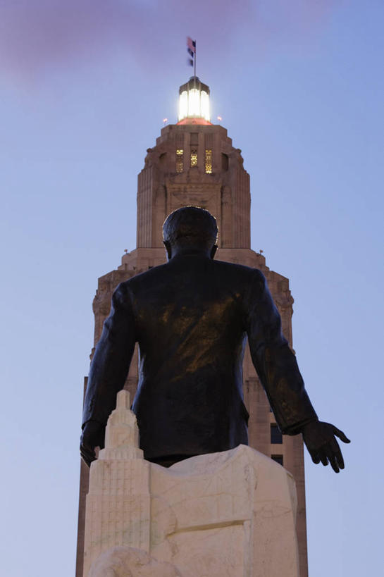 无人,竖图,室外,仰视,日落,天际线,建筑,摩天大楼,雕塑,美国,标志,雕像,符号,光,塔,标识,国会大厦,黄昏,地标建筑,摄影,照亮,权威,领导,北美,政府大楼,政府,政治,底座,路易斯安那州,万里无云,性别符号,总督,把握,彩图,低角度拍摄,男性符号,名声,掌控