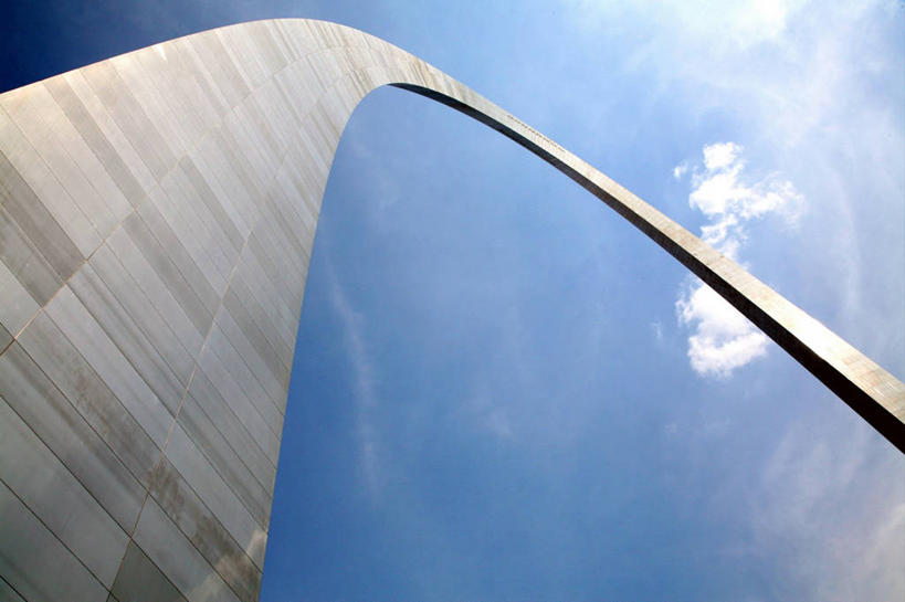 无人,横图,室外,白天,仰视,建筑,美国,弯曲,拱门,现代,天空,地标建筑,美国国旗,摄影,密苏里,圣路易斯拱门,想法,彩图,低角度拍摄,沙里宁