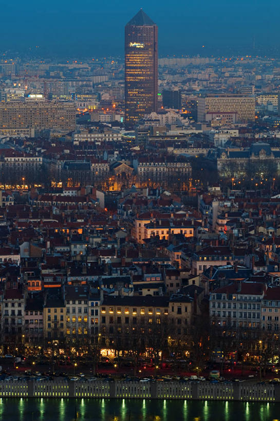 无人,竖图,俯视,室外,夜晚,度假,美景,城市风光,城市,建筑,摩天大楼,法国,欧洲,光,景观,塔,娱乐,享受,休闲,景色,放松,摄影,照亮,照明设备,西欧,地中海文化,法兰西,法兰西共和国,里昂,法兰西第五共和国,罗讷省,彩图,高角度拍摄,罗讷.阿尔卑斯,罗讷.阿尔卑斯大区