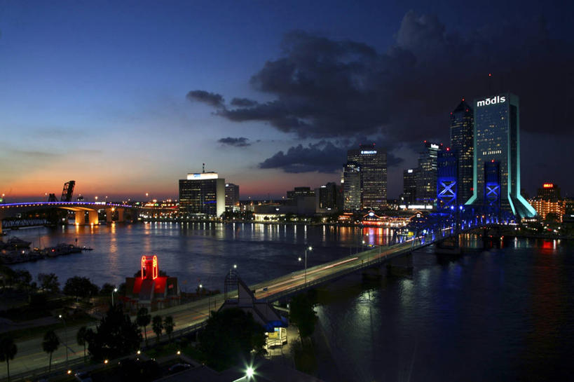 无人,横图,室外,河流,天际线,城市,建筑,摩天大楼,霓虹灯,美国,地平线,桥,辽阔,地面,联系,黄昏,广阔,摄影,一望无际,照亮,北美,北美洲,延伸,美洲,佛罗里达,佛罗里达州,杰克逊维尔,佛州,阳光州,天地相交,北亚美利加洲,亚美利加洲,无边无际,一马平川,彩图,美利坚合众国,圣约翰河