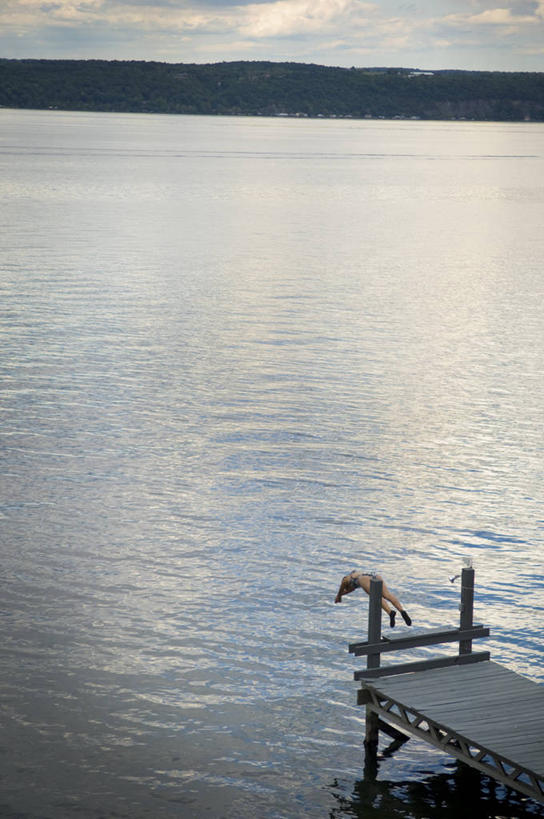 成年人,一个人,码头,跳,竖图,俯视,室外,兴奋,风险,湖,日落,水,美国,仅一个年轻女性,仅一个女性,仅一个人,波纹,朦胧,模糊,云,半空,天空,黄昏,摄影,生活方式,北美,纽约州,伊萨卡岛,危险,年轻女性,女人,女性,年轻人,休闲活动,彩图,高角度拍摄