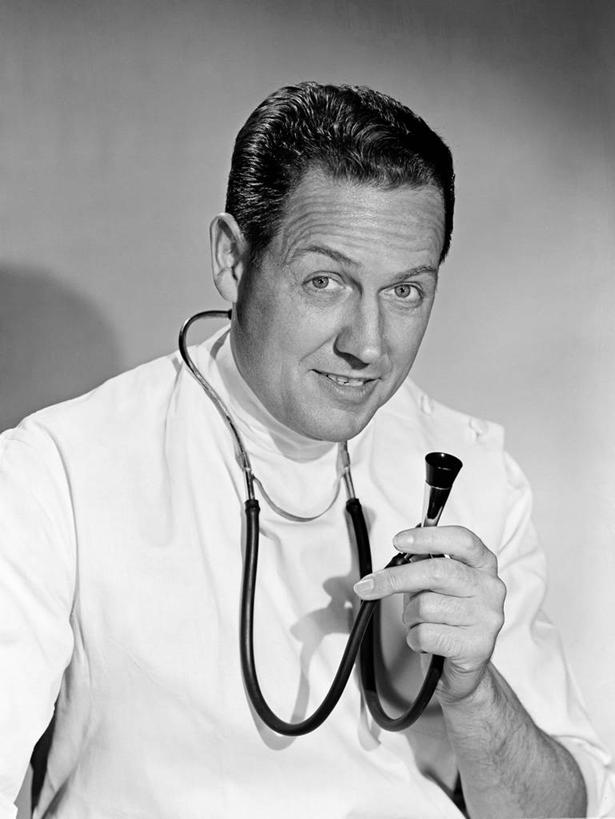 成年人,中年人,老年人,头发,一个人,医生,微笑,竖图,黑白,仅一个男性,仅一个人,仅一个中年男性,灰色背景,古典,拿着,黑色,灰色,听诊器,摄影,肖像,实验服,男人,男性,中年男性,半身,影棚拍摄