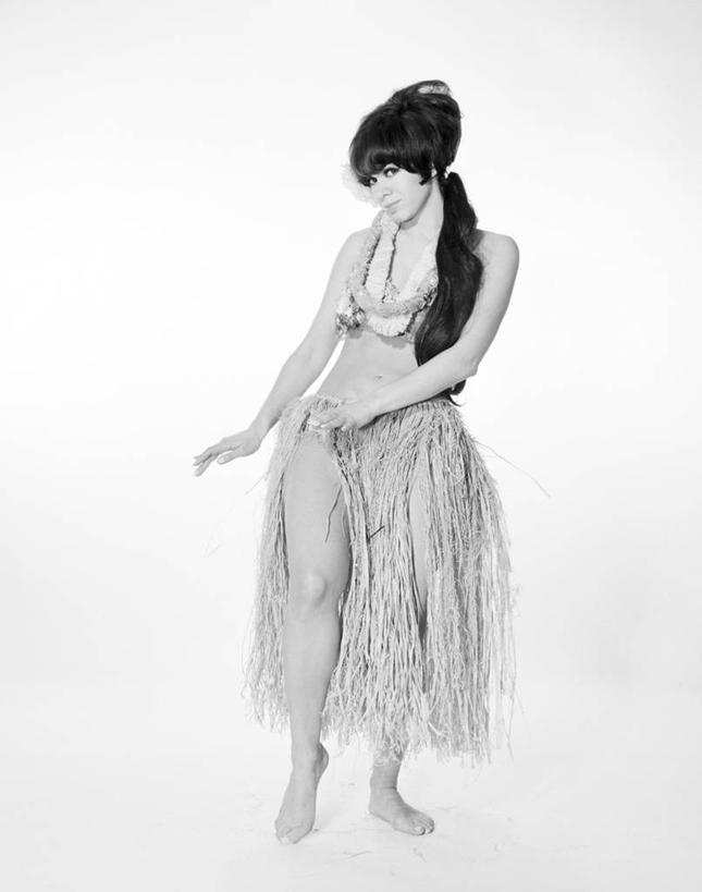 西方人,成年人,头发,一个人,竖图,黑白,正面,度假,复古,信心,欧洲,欧洲人,仅一个年轻女性,仅一个女性,仅一个人,花环,古典,花,黑色,赤脚,放松,摄影,草裙,肖像,年轻女性,女人,女性,白种人,年轻人,长发,发型,休闲活动,舞者,影棚拍摄,舞蹈,传统文化,美人