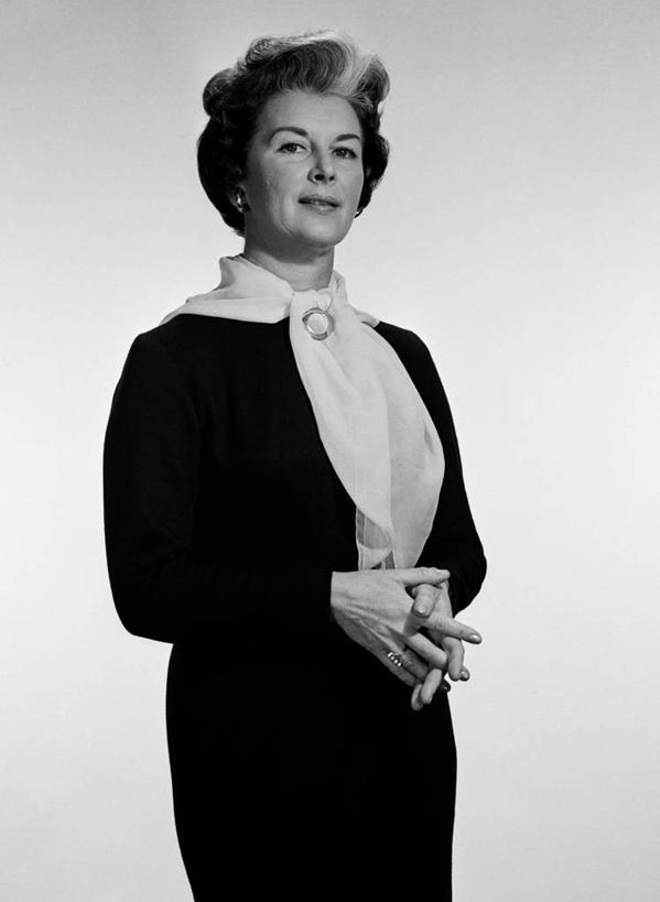 西方人,成年人,中年人,老年人,一个人,站,握手,微笑,竖图,黑白,衬衫,裙子,满意,骄傲,欧洲,欧洲人,仅一个女性,仅一个人,服装,古典,衣服,仅一个中年女性,摄影,服饰,胸针,高雅,衣着,染发,穿着,挑染,肖像,衣饰,茄克,女人,女性,中年女性,白种人,发型,搀手,拉手,手拉手,手握手,影棚拍摄,美人