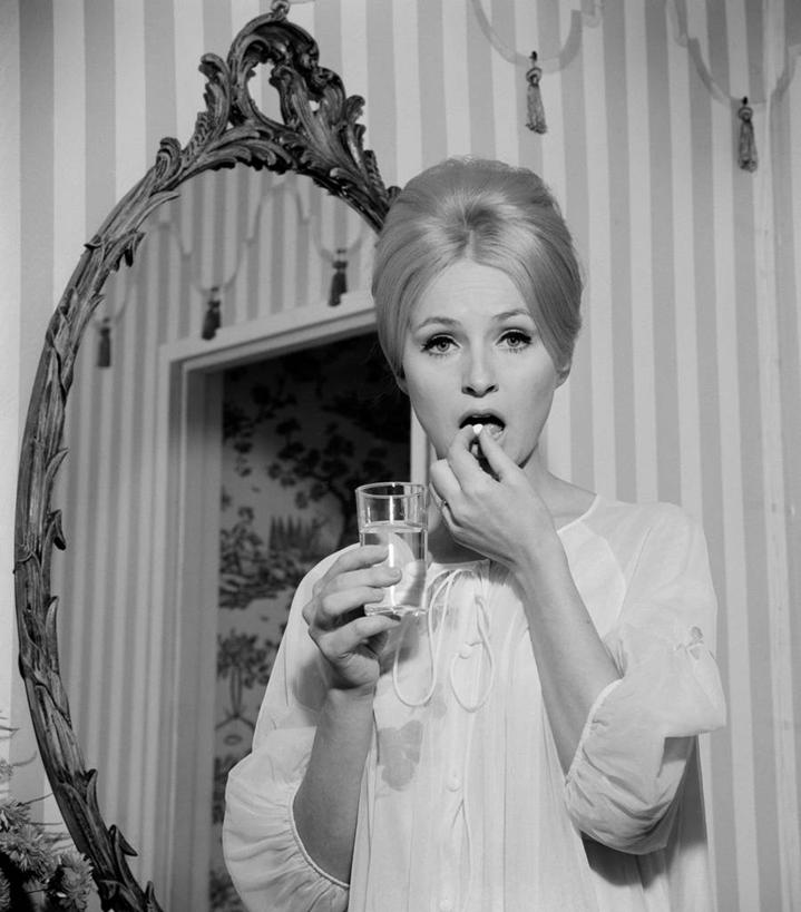 西方人,成年人,嘴,头发,一个人,站,竖图,黑白,室内,复古,水,壁纸,镜子,欧洲,纽约,美国,欧洲人,仅一个年轻女性,仅一个女性,仅一个人,药,条纹,睡衣,反射,药丸,拿着,饮料,张嘴,金色,眼线笔,人体,摄影,发髻,肖像,张大嘴巴,年轻女性,女人,女性,白种人,年轻人,口,口腔,嘴巴,嘴唇,张开嘴,半身,失眠症,减轻