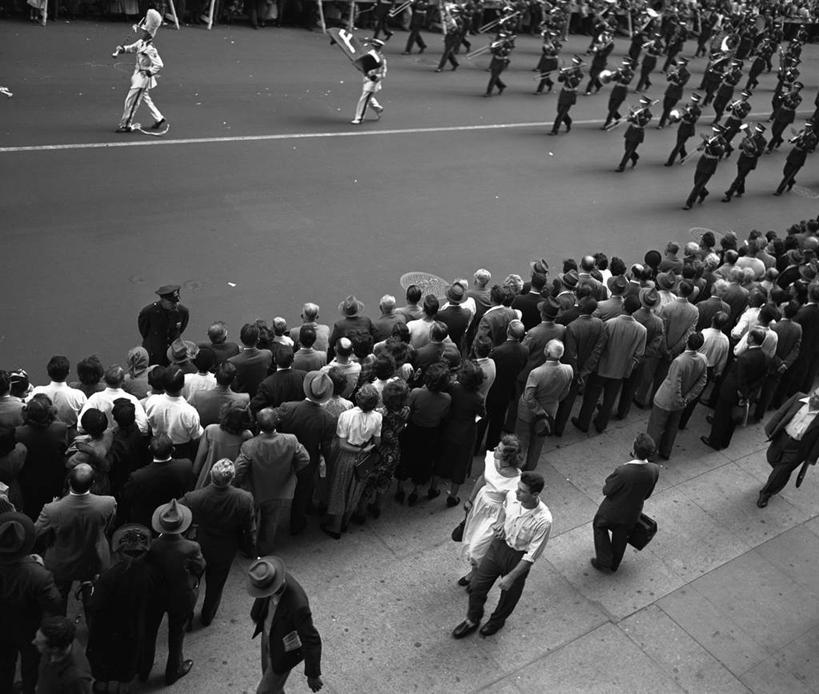 成年人,站,横图,俯视,黑白,室外,白天,街道,纽约,美国,庆祝,人行道,许多人,古典,音乐,表演者,社区,一群人,摄影,观看,游行,群众,美国文化,纽约州,男人,女人,高角度拍摄,管弦乐队
