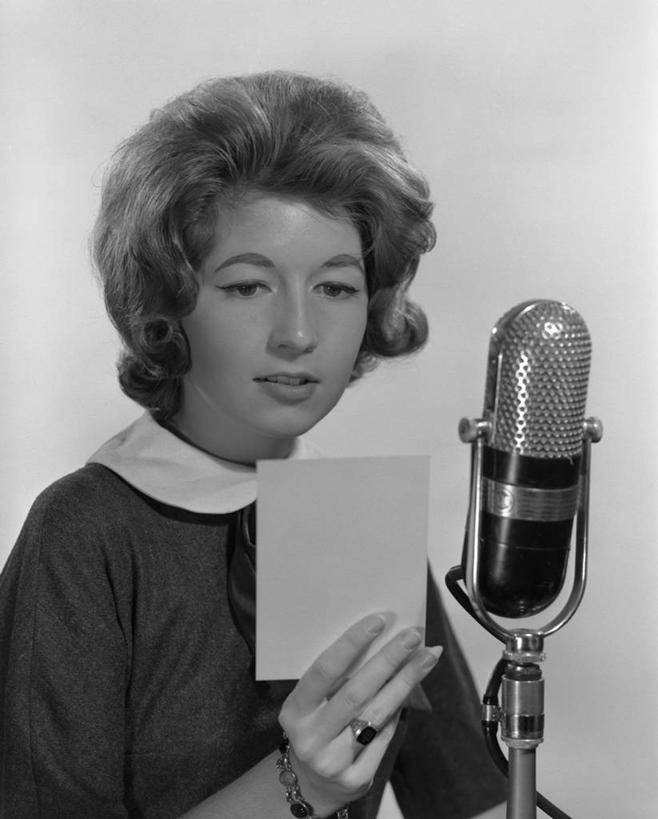 西方人,成年人,一个人,站,竖图,黑白,室内,特写,白色背景,复古,信心,欧洲,欧洲人,仅一个年轻女性,仅一个女性,仅一个人,纸,古典,拿着,休闲装,演讲,放松,读书,摄影,专心,麦克风,演说,年轻女性,女人,女性,白种人,年轻人,发型,半身,影棚拍摄,美人