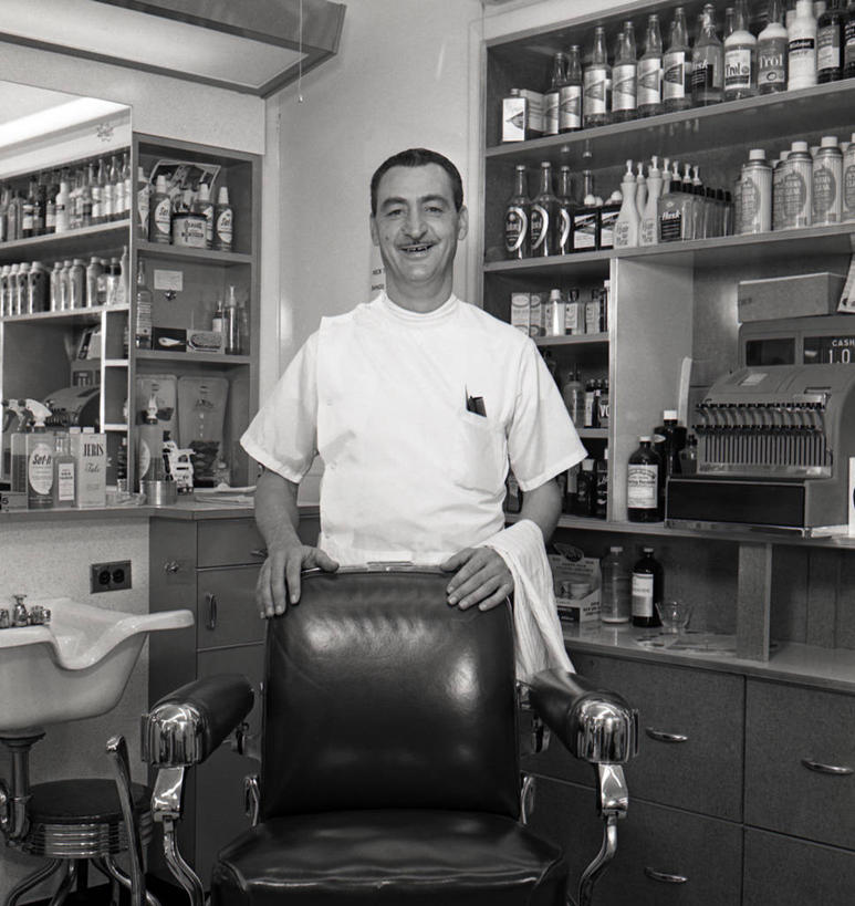 西方人,成年人,中年人,老年人,一个人,站,微笑,竖图,方图,黑白,室内,白天,制服,骄傲,椅子,欧洲,纽约,美国,欧洲人,仅一个男性,仅一个人,仅一个中年男性,水槽,古典,架子,毛巾,摄影,理发店,化妆用品,肖像,美发用品,男人,男性,中年男性,白种人,小胡子,半身,短发