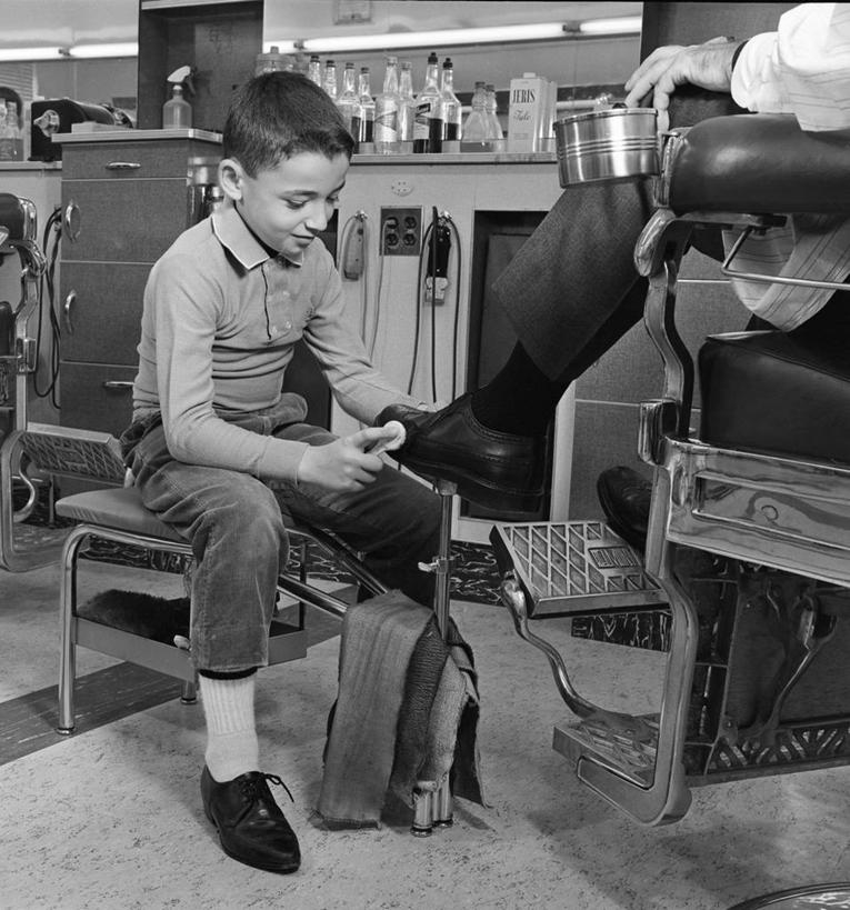 西方人,儿童,成年人,两个人,坐,竖图,方图,黑白,室内,纯洁,鞋子,椅子,纺织品,欧洲,纽约,美国,欧洲人,古典,休闲装,顾客,小孩,职业,放松,可爱,童年,童趣,服务,摄影,理发店,吧椅,部分,享乐,化妆用品,童真,烂漫,无邪,鞋油,天真,男孩,男人,白种人,孩子,清洗,短发