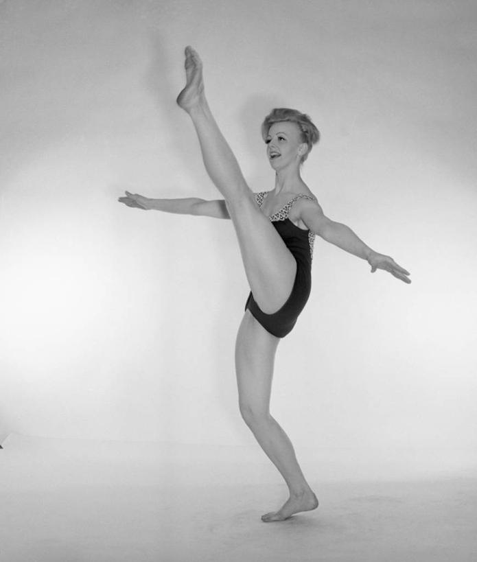 西方人,成年人,中年人,头发,一个人,举,微笑,竖图,黑白,欧洲,欧洲人,仅一个女性,仅一个人,表演,古典,扮演,托,仅一个中年女性,赤脚,金色,平衡,摄影,演出,专心,优美,享乐,练习,肖像,苗条,弹性,技能,芭蕾舞,女人,女性,中年女性,白种人,举起,举手,举着,向上举,向上伸,向上托,影棚拍摄,舞蹈,芭蕾舞者,紧身连衣裤