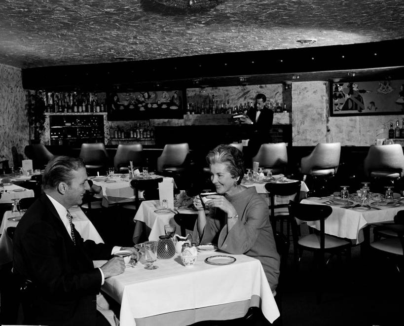 西方人,中年人,老年人,三个人,坐,微笑,横图,俯视,黑白,室内,夜晚,吃饭,吧台,桌子,欧洲,纽约,美国,欧洲人,喝,古典,拿着,饮食,调酒师,面对面,摄影,异性恋,老年男性,老年女性,白种人,高角度拍摄,餐馆