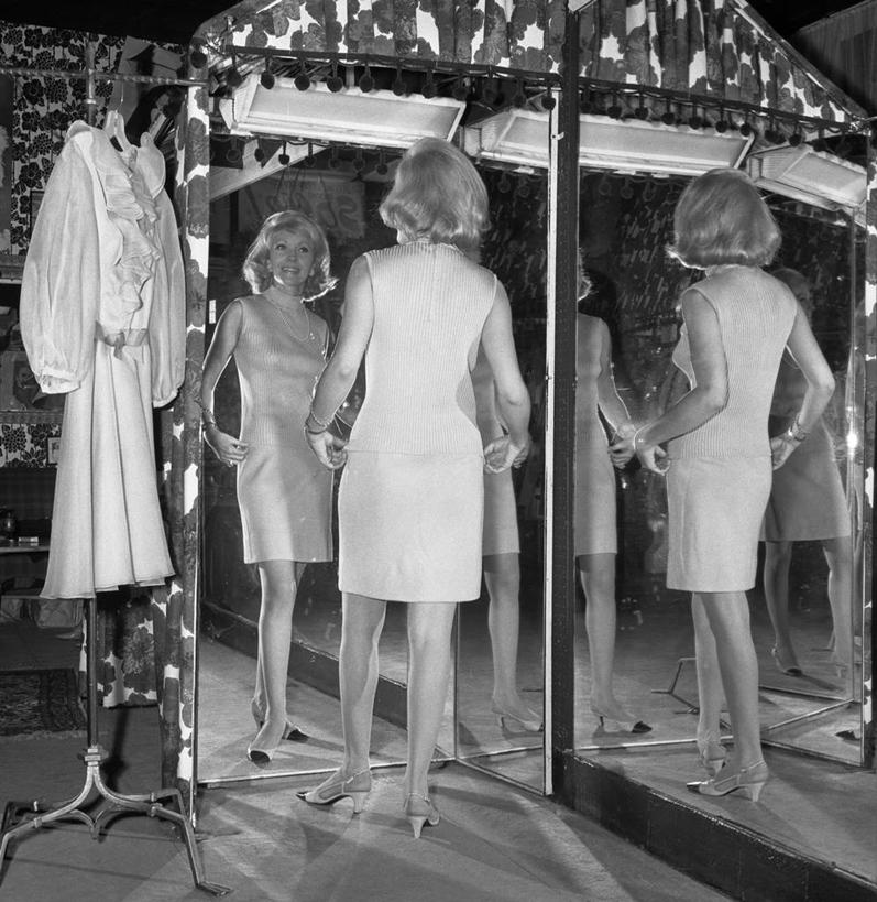 西方人,成年人,中年人,老年人,一个人,站,微笑,竖图,方图,黑白,室内,高跟鞋,时尚,镜子,欧洲,纽约,美国,欧洲人,仅一个女性,仅一个人,吊挂,悬挂,反射,支架,古典,挂,背面,试穿,仅一个中年女性,试衣间,摄影,高雅,女人,女性,中年女性,白种人,触摸