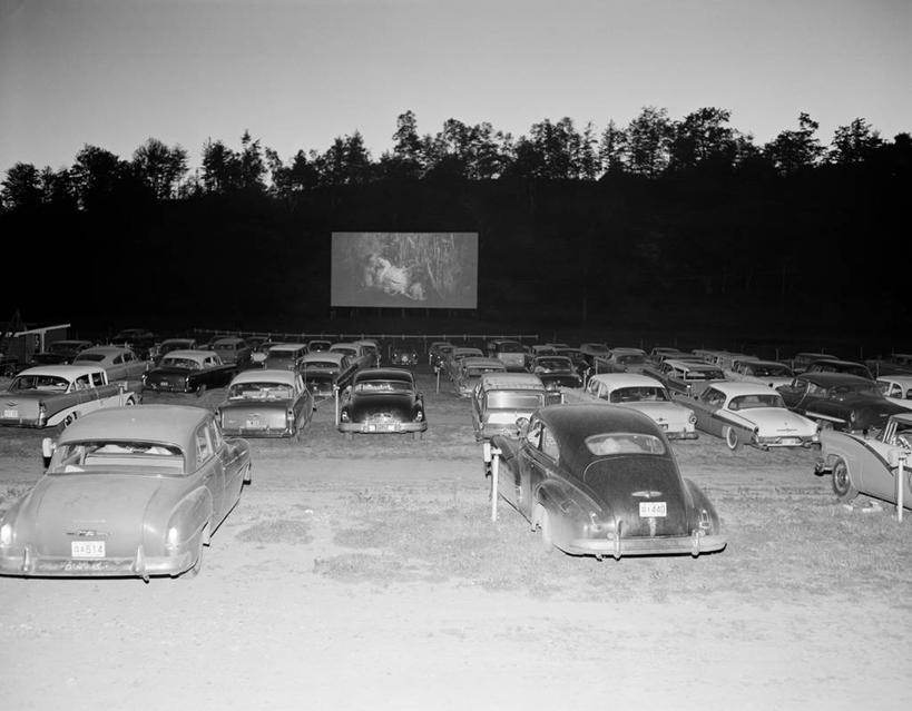 无人,横图,黑白,室外,夜晚,汽车,一排,整齐,古典,树,排列,摄影,停止,队列,娱乐活动,剪影,暂停,美国文化,停滞,投影屏幕,休闲活动,汽车电影院,电影