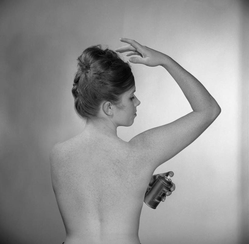 西方人,成年人,一个人,站,举,横图,方图,黑白,侧面,欧洲,欧洲人,仅一个年轻女性,仅一个女性,仅一个人,古典,拿着,注视,裸露,背面,观察,看,托,健康,摄影,观看,察看,卫生,关注,裸,年轻女性,女人,女性,白种人,年轻人,发型,举起,举手,举着,向上举,向上伸,向上托,半身,影棚拍摄,美人,波波头