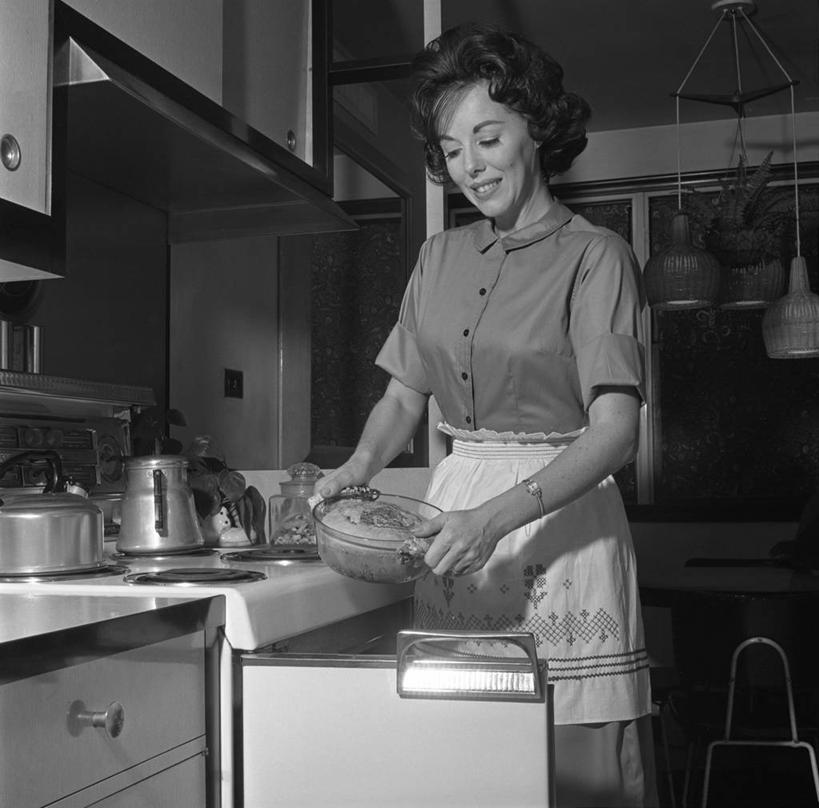 西方人,成年人,中年人,一个人,家庭,站,横图,方图,黑白,室内,白天,仰视,快乐,幸福,复古,厨房,柜子,欧洲,纽约,美国,欧洲人,仅一个女性,仅一个人,烤炉,围裙,灶台,古典,拿着,注视,饮食,观察,看,仅一个中年女性,温暖,温馨,一家人,乐趣,摄影,观看,家庭妇女,和睦,察看,享乐,关注,炊具,女人,女性,中年女性,白种人,半身,低角度拍摄,融洽