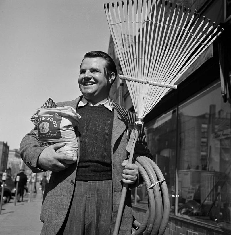 成年人,中年人,一个人,农民,站,笑,微笑,露齿笑,竖图,方图,黑白,室外,白天,快乐,满意,幸福,农业,街道,纽约,美国,仅一个男性,仅一个人,仅一个中年男性,肥料,包,园艺,种子,古典,拿着,摄影,软管,耙子,享乐,男人,男性,中年男性,半身