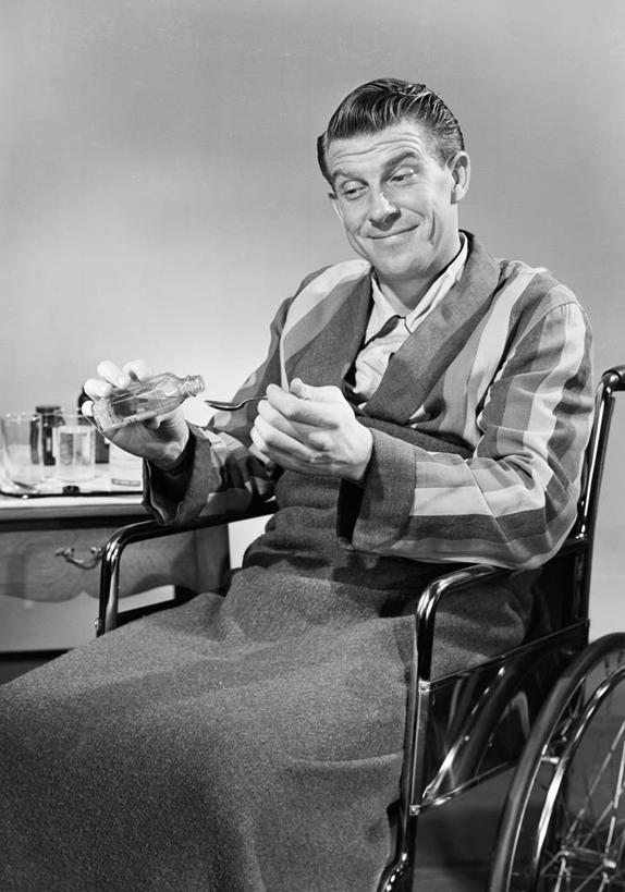 西方人,成年人,中年人,老年人,一个人,坐,微笑,竖图,黑白,室内,欧洲,纽约,美国,欧洲人,仅一个男性,仅一个人,仅一个中年男性,倒,药,古典,轮椅,瓶子,吃药,生病,摄影,享乐,男人,男性,中年男性,白种人,茶匙