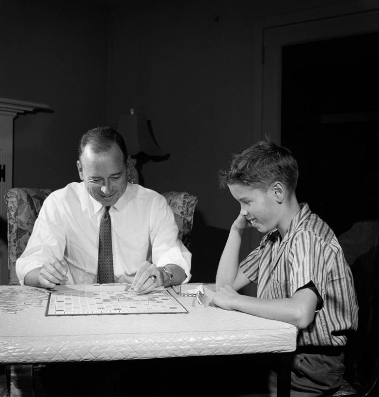 西方人,儿童,成年人,中年人,老年人,两个人,家庭,父亲,儿子,坐,微笑,竖图,方图,黑白,室内,衬衫,纯洁,竞争,桌子,欧洲,纽约,美国,欧洲人,撑,黑色背景,领带,古典,托腮,小孩,托,思考,温暖,温馨,一家人,放松,可爱,童年,童趣,摄影,和睦,专心,起居室,托下巴,童真,烂漫,无邪,敌对,天真,老年男性,男孩,男性,白种人,孩子,休闲活动,半身,融洽