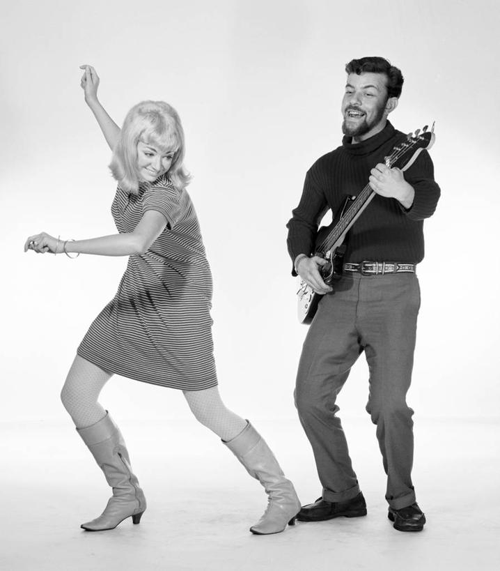 西方人,成年人,两个人,站,举,微笑,竖图,黑白,白色背景,幸福,复古,欧洲,欧洲人,表演,吉他,乐器,古典,音乐,拿着,休闲装,靴子,托,放松,乐趣,人体,摄影,享乐,吉他手,音乐人,四肢,年轻男性,年轻女性,白种人,年轻人,手臂,休闲活动,举起,举手,举着,向上举,向上伸,向上托,影棚拍摄,舞蹈