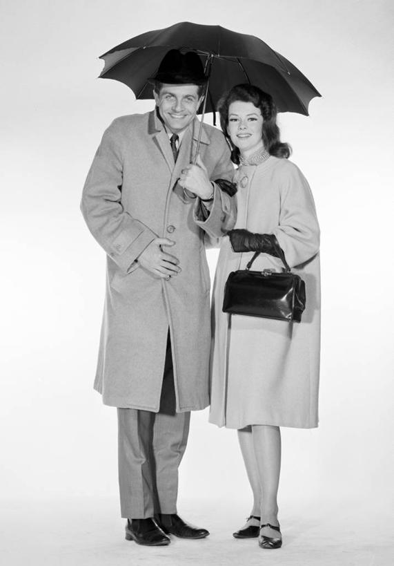 西方人,成年人,中年人,两个人,站,微笑,竖图,黑白,室内,白色背景,正面,复古,分享,信心,欧洲,欧洲人,勾,挽,并排,伞,古典,拿着,外套,手套,勾着,摄影,保护,零钱包,肖像,挽着,异性恋,年轻女性,中年男性,白种人,年轻人,影棚拍摄,伴侣,美人