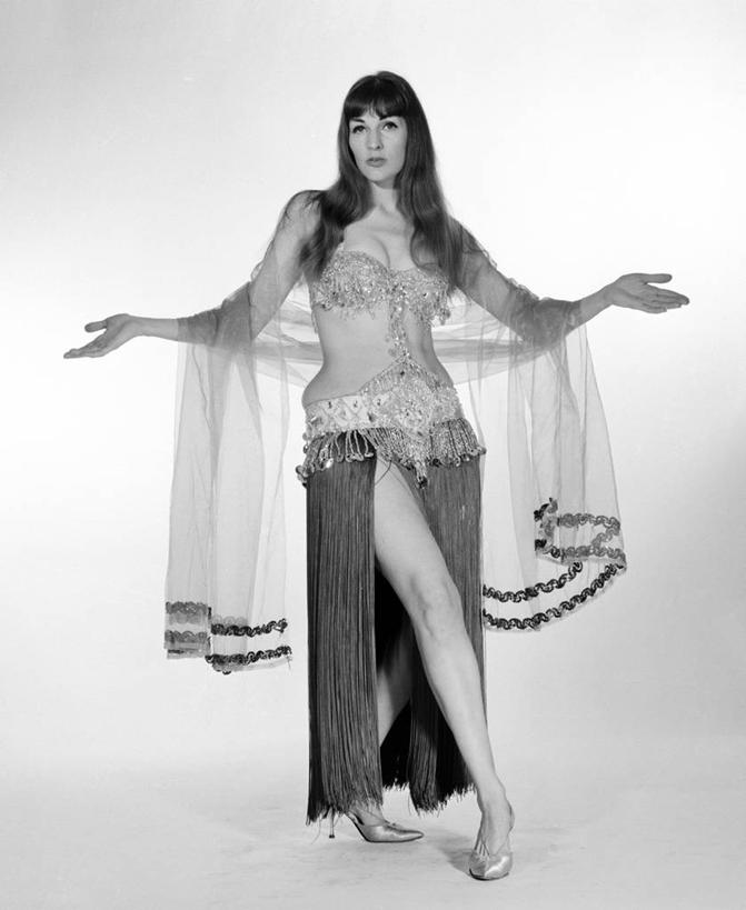 西方人,成年人,一个人,跳舞者,举,微笑,竖图,黑白,高跟鞋,性感,复古,欧洲,欧洲人,仅一个年轻女性,仅一个女性,仅一个人,透明,古典,手势,托,人体,摄影,肖像,演出服,中东文化,肚皮舞,四肢,尤物,年轻女性,女人,女性,白种人,年轻人,手臂,舞蹈家,舞蹈演员,舞者,举起,举手,举着,向上举,向上伸,向上托,影棚拍摄,舞蹈,打手势