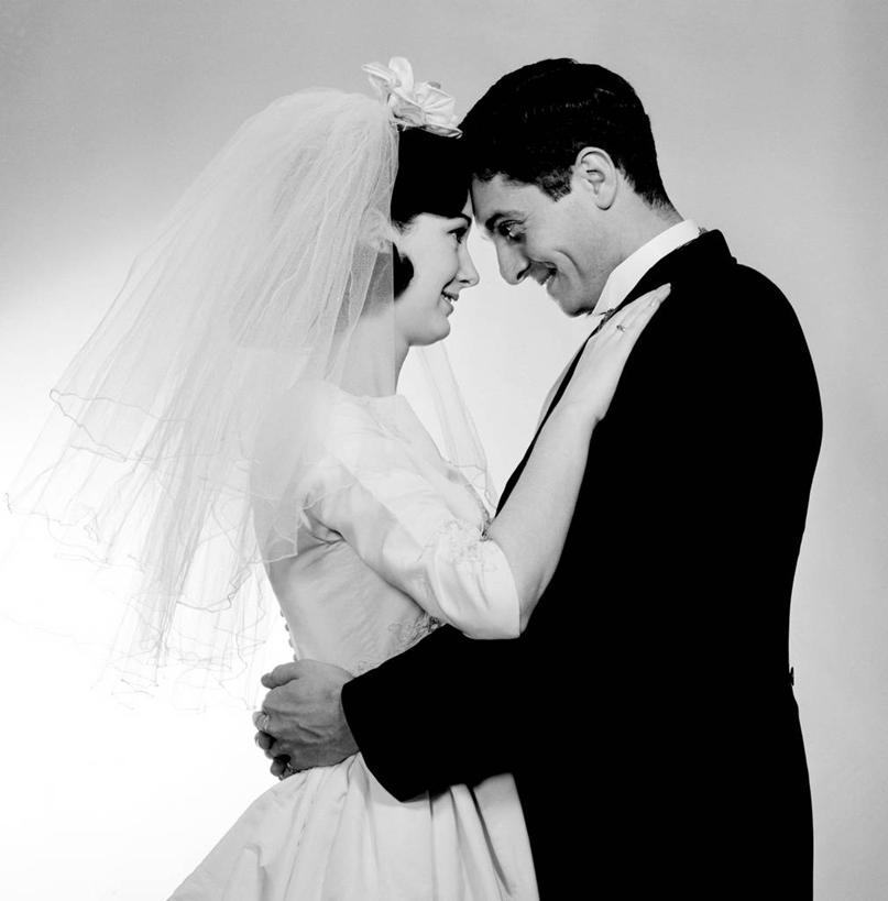 西方人,成年人,两个人,夫妻,丈夫,妻子,新娘,新郎,站,微笑,竖图,方图,黑白,侧面,婚纱,爱情,婚礼,快乐,幸福,欧洲,欧洲人,古典,浪漫,面对面,恩爱,恋人,摄影,面纱,肖像,异性恋,男性,年轻男性,年轻女性,女性,白种人,年轻人,夫妇,情侣,拥抱,半身,影棚拍摄,爱,伴侣